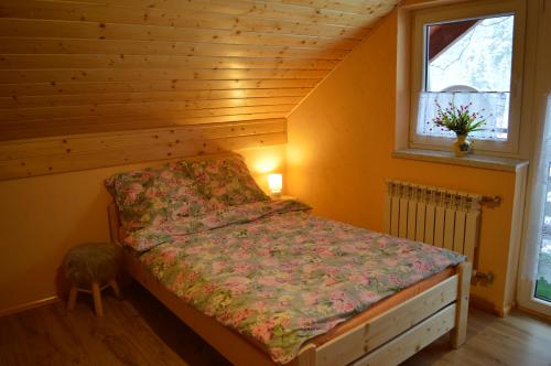 Tempat tidur dalam kamar di Domek pod Soszowem