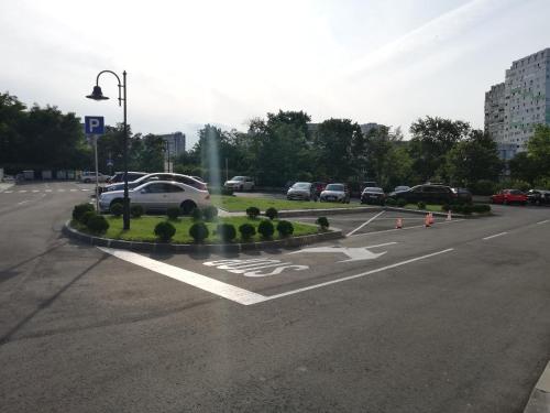 ブルガスにあるстудио Маргретеの白車が駐車した駐車場