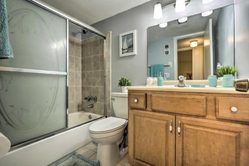 een badkamer met een toilet, een wastafel en een douche bij Breezy Beach Condo Walk to Ocean and Restaurants! in St. Augustine