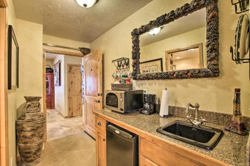 Kitchen o kitchenette sa Luxury Powder Mtn Oasis with Hot Tub and Game Room!