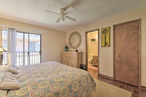 Ένα ή περισσότερα κρεβάτια σε δωμάτιο στο Quaint Angel Fire Townhome half Mi to Ski Slopes!