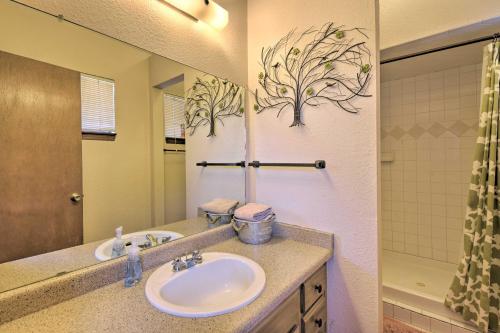 Ένα μπάνιο στο Quaint Angel Fire Townhome half Mi to Ski Slopes!