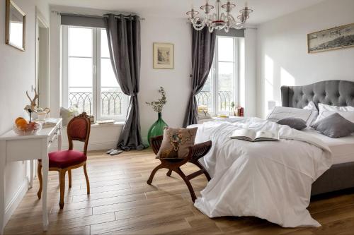 1 dormitorio con 1 cama, mesa y sillas en Peterc Vineyard Estate, en Kojsko