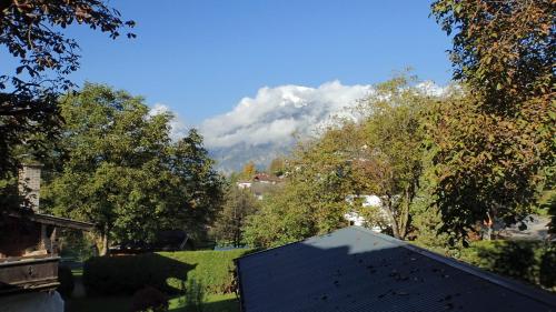 アパートメントから撮影された、または一般的な山の景色