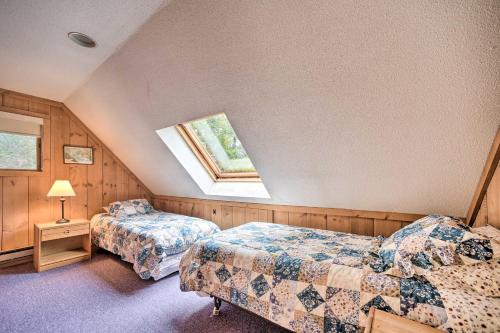 מיטה או מיטות בחדר ב-Cozy Mountain Retreat with Deck about 3 Mi to Mount Snow