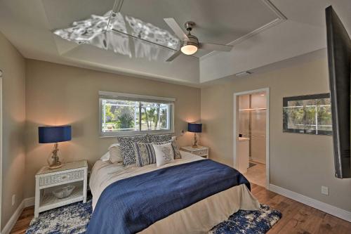 Säng eller sängar i ett rum på Sunny Marco Island Oasis Less Than 2 Miles to Beach!