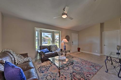 Гостиная зона в Sunny Marco Island Oasis Less Than 2 Miles to Beach!