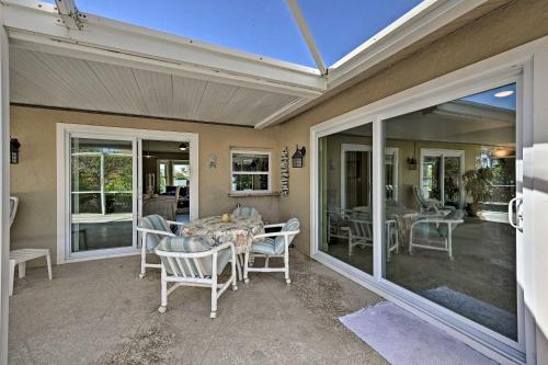 Патио или другая зона на открытом воздухе в Sunny Marco Island Oasis Less Than 2 Miles to Beach!