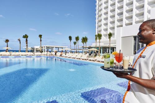 Piscina a Riu Palace Paradise Island - Adults Only - All Inclusive o a prop