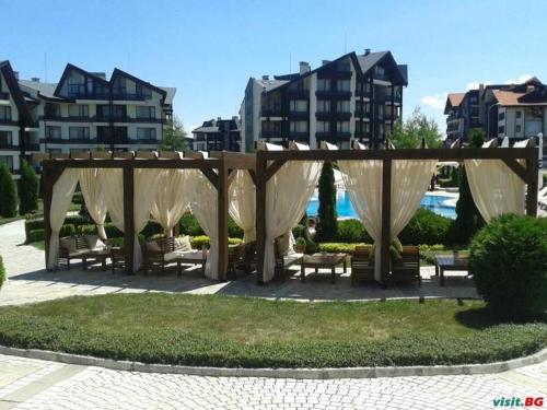 Bazén v ubytování Апартамент-студио в Банско-Разлог,Aspen Golf- C206 nebo v jeho okolí