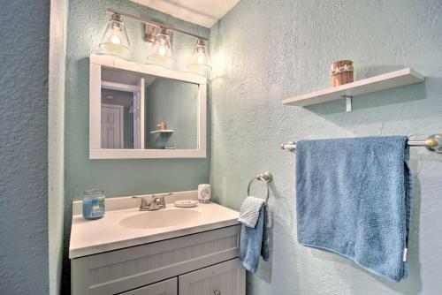 Ένα μπάνιο στο Walk to Ocean St Pete Beach Condo with Pool Access