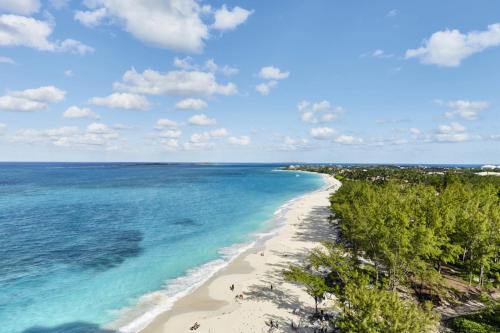 eine Luftblick auf einen Strand mit Bäumen und das Meer in der Unterkunft Riu Palace Paradise Island - Adults Only - All Inclusive in Nassau