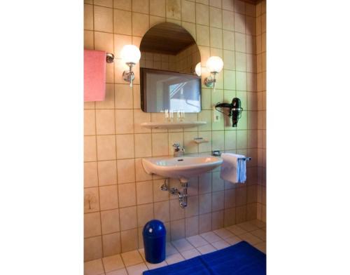een badkamer met een wastafel en een spiegel bij Haus Steinbrecher in Anger