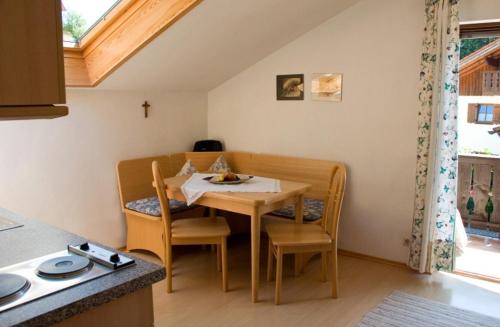 een keuken met een tafel en stoelen in een kamer bij Haus Steinbrecher in Anger