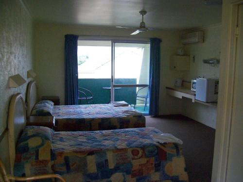 Кровать или кровати в номере Sun Plaza Motel - Mackay