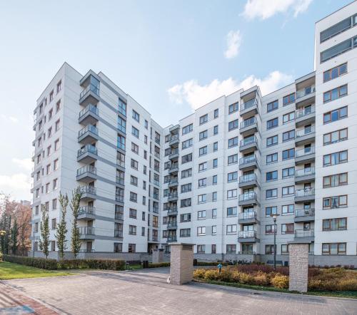 uma imagem de um edifício de apartamentos em Warsaw Inside Apartments em Varsóvia