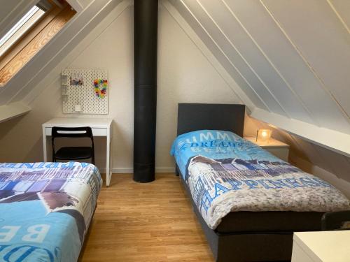 Camera mansardata con 2 letti e scrivania. di Nieuwendamme 130 vakantiewoning voor 6 personen a Nieuwpoort