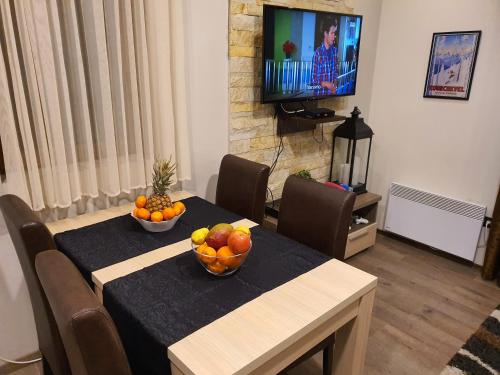 - une table à manger avec 2 bols de fruits dans l'établissement G4 Apartment Milmari, à Kopaonik