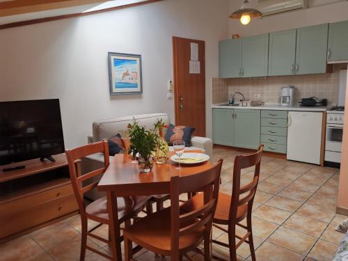 una cucina e una sala da pranzo con tavolo e sedie di Apartments Bevk a Piran