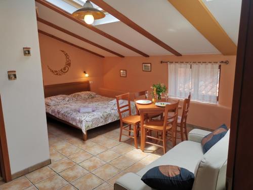 Schlafzimmer mit einem Bett, einem Tisch und Stühlen in der Unterkunft Apartments Bevk in Piran