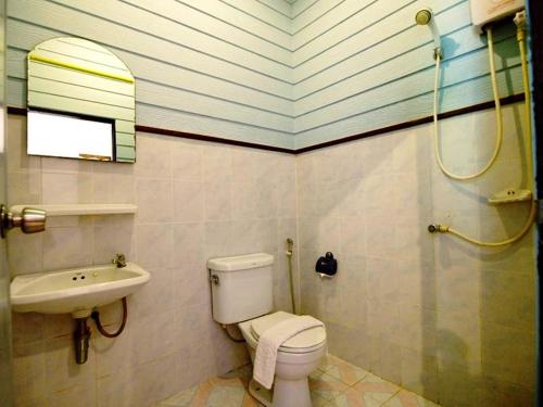 象島的住宿－海風考場酒店，一间带卫生间和水槽的浴室