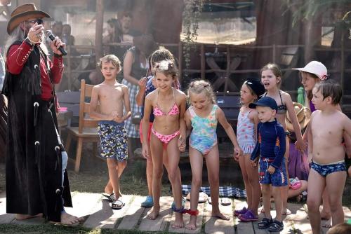 a group of children in bathing suits standing around a pool at Przystań Tło dla Mew in Rydzewo