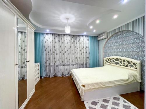 ホスタにあるStudio Kiparisovayaの青い壁のベッドルーム1室(ベッド1台付)