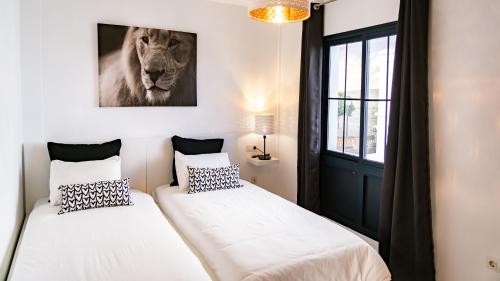 A bed or beds in a room at Villa Magma