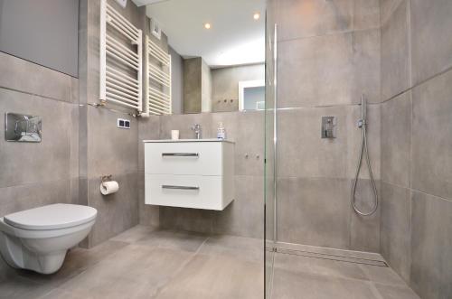 Koupelna v ubytování APARTAMENT - DZIWNÓWEK - LEŚNE TARASY - 45B/10 - 150 M OD MORZA