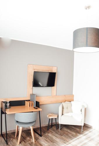 a room with a desk and a chair and a tv at die MÜHLE #10 in Reichenfels