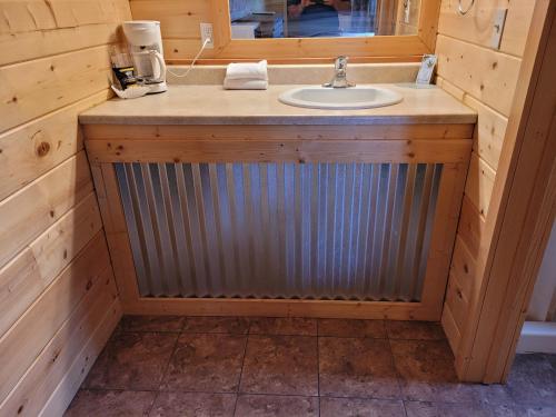 A bathroom at Bryce Valley Lodging