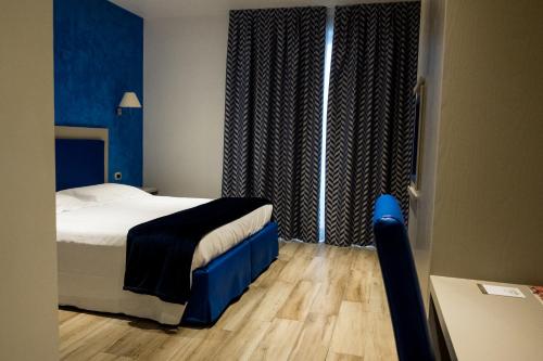 a hotel room with a bed and a window at Palace Hotel & SPA La CONCHIGLIA D' ORO in Vicenza