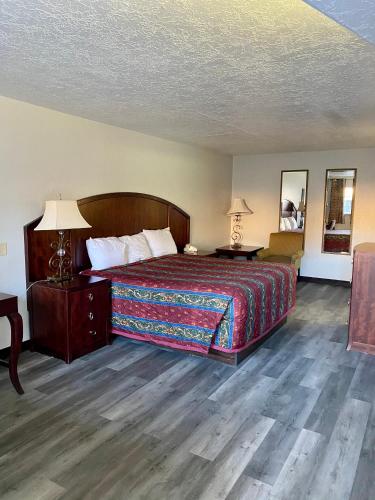 Ένα ή περισσότερα κρεβάτια σε δωμάτιο στο Four Corners Inn