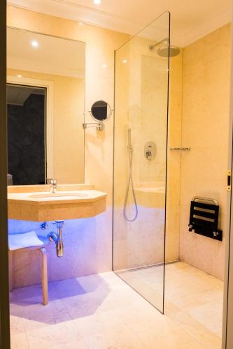 a bathroom with a sink and a shower at Palace Hotel & SPA La CONCHIGLIA D' ORO in Vicenza