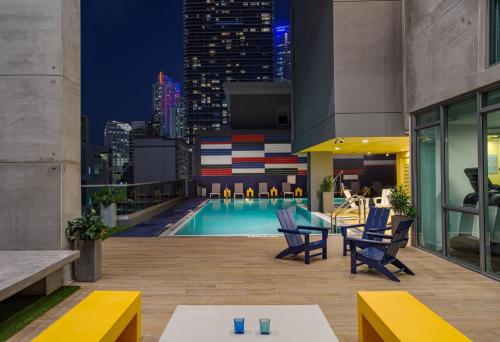 Bazén v ubytování Hotel Indigo Miami Brickell by IHG nebo v jeho okolí