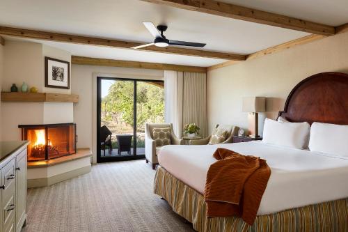 Tempat tidur dalam kamar di Napa Valley Lodge