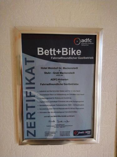 a sign on a wall that reads left bike at Hotel Weinhof Groß Mackenstedt in Stuhr