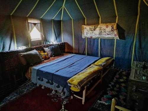 Ένα ή περισσότερα κρεβάτια σε δωμάτιο στο Majorelle Desert Camp