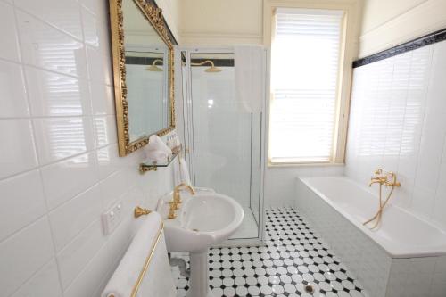 Un baño de The Grand On Macfie