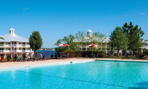 Holiday Inn Club Vacations Piney Shores Resort at Lake Conroe tesisinde veya buraya yakın yüzme havuzu
