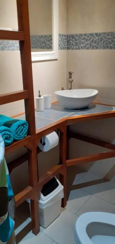 Ванна кімната в Montaña Linda Hostel Orosi