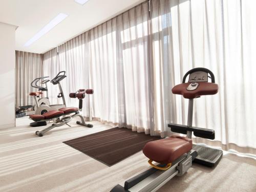 Fitness centrum a/nebo fitness zařízení v ubytování Howard Johnson Parkland Hotel Dalian