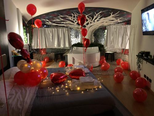 REnt room Universe في أنغويلارا سابازيا: غرفة بها بالونات حمراء وسرير مع مرآة