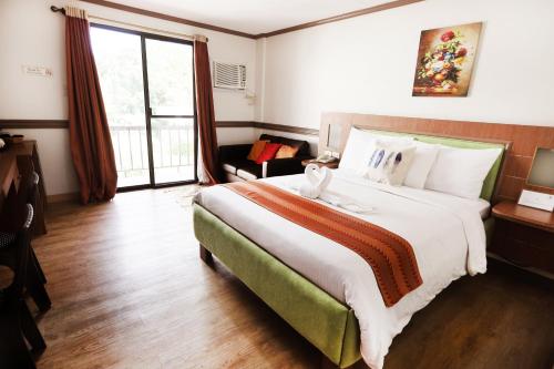 Cama ou camas em um quarto em Aerostop Hotel and Restaurant