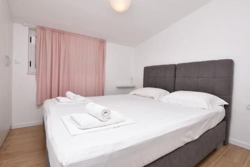 Postel nebo postele na pokoji v ubytování Apartments Nina