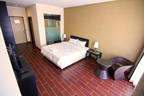 Кровать или кровати в номере Putatan Platinum Hotel