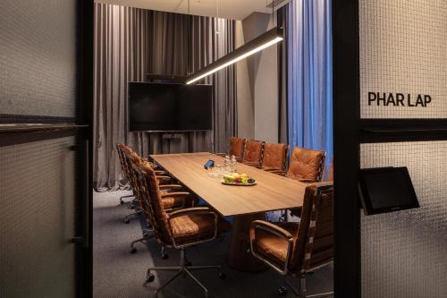 Zona de estar de Next Hotel Melbourne, Curio Collection by Hilton