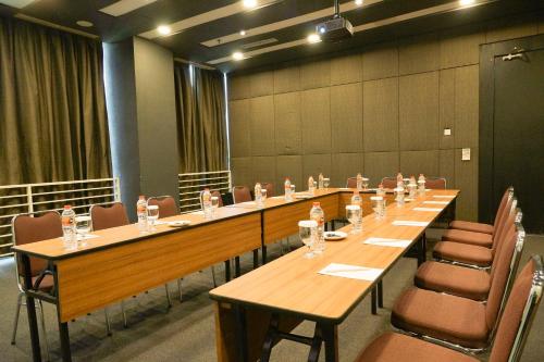 Akmani Hotel Jakartaにあるビジネスエリアまたは会議室