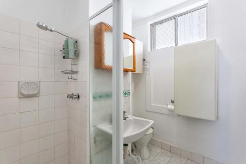 La salle de bains est pourvue d'un lavabo, de toilettes et d'une douche. dans l'établissement Indian Ocean Views, à Fremantle