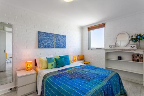 - une chambre avec un lit et une couette bleue dans l'établissement Indian Ocean Views, à Fremantle